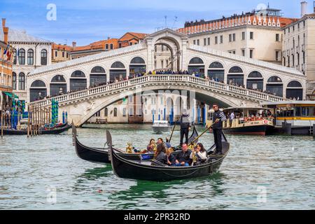 Gondeln auf dem Canale Grande mit Rialtobrücke (Ponte di Rialto), Venedig, Venetien, Italien Stockfoto