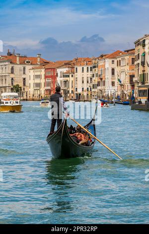 Gondel auf dem Canal Grande, Venedig, Veneto, Italien Stockfoto
