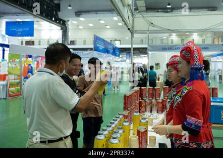 (230426) -- VIENTIANE, 26. April 2023 (Xinhua) -- Besucher besuchen am 25. April 2023 in Vientiane, Laos, einen Messestand auf der Überseeausstellung der China-ASEAN Expo (CAEXPO) 20. und der chinesischen Ausfuhrmesse Guangxi Zhuang Autonomous Region in Vientiane, Laos. Die CAEXPO 20. und die chinesische Exportmesse Guangxi Zhuang Autonomous Region fanden von Montag bis Mittwoch in der laotischen Hauptstadt Vientiane statt. Die Veranstaltung hat 183 Unternehmen aus China, Laos und Thailand angezogen, um unter anderem in den Bereichen Elektrogeräte, Maschinen, Innovationen im Bereich saubere Energie und medizinische Geräte zusammenzuarbeiten.ZU GEHEN MIT '20. China-ASEAN Expo hält Auslandsausstellung Stockfoto