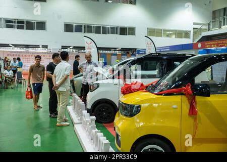 (230426) -- VIENTIANE, 26. April 2023 (Xinhua) -- Besucher besuchen die Überseeausstellung der China-ASEAN Expo 20. (CAEXPO) und die chinesische Ausfuhrmesse Guangxi Zhuang Autonomous Region Export Fair in Vientiane, Laos, am 25. April 2023. Die CAEXPO 20. und die chinesische Exportmesse Guangxi Zhuang Autonomous Region fanden von Montag bis Mittwoch in der laotischen Hauptstadt Vientiane statt. Die Veranstaltung hat 183 Unternehmen aus China, Laos und Thailand angelockt, um unter anderem in den Bereichen Elektrogeräte, Maschinen, Innovationen im Bereich saubere Energie und medizinische Geräte zusammenzuarbeiten.20. China-ASEAN Expo veranstaltet Auslandsausstellung in La Stockfoto