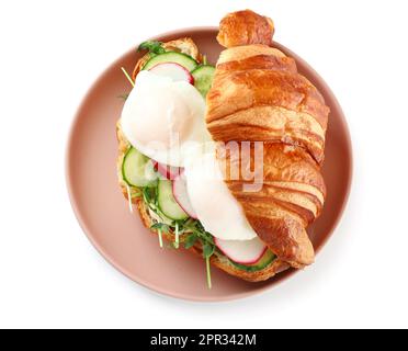 Teller mit leckeren Eiern Benedict auf weißem Hintergrund Stockfoto