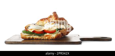 Holzbrett mit leckeren Eiern Benedict isoliert auf weißem Hintergrund Stockfoto