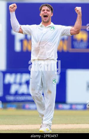 Galle, Sri Lanka. 26. April 2023 Curtis Campher feiert das Wicket von Dimuth Karunaratne am 3. Tag des 2. Cricket-Tests zwischen Sri Lanka und Irland im Galle International Cricket Stadium in Galle am 26. April 2023. Viraj Kothalwala/Alamy Live News Stockfoto