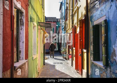 Ruhige, enge Seitenstraße und farbenfrohe Häuser auf Burano Island, Venedig, Italien Stockfoto