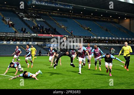 Blackburn, Großbritannien. 25. April 2023. Burnley-Spieler feiern den Ligagewinn beim Sky Bet Championship-Spiel in Ewood Park, Blackburn. Das Bild sollte lauten: Gary Oakley/Sportimage Credit: Sportimage Ltd/Alamy Live News Stockfoto