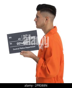 Verbrecherfoto eines Gefangenen im orangefarbenen Overall mit Brett auf weißem Hintergrund, Seitenansicht Stockfoto