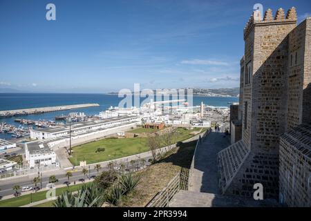 Tanger Hafen von den Verteidigungsmauern der Stadt aus gesehen. Stockfoto