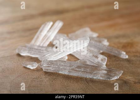 Menthol-Kristalle auf Holzhintergrund, Nahaufnahme Stockfoto