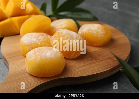 Köstlicher Mango-Mochi auf Holzbrett, Nahaufnahme Stockfoto