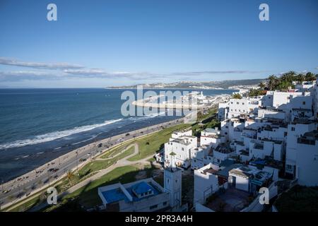 Weiße Häuser der Kasbah von Tanger mit dem Hafen der Stadt im Hintergrund, von den Verteidigungsmauern der Stadt aus gesehen. Stockfoto