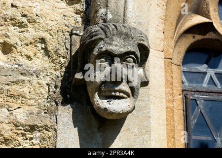 Kopf in die Südseite geschnitzt, St. John der Täufer Kirche, Cranford St. John, Northamptonshire, England, Großbritannien Stockfoto