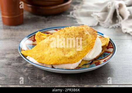 Traditioneller venezolanischer Rindercachapa auf Holztisch Stockfoto