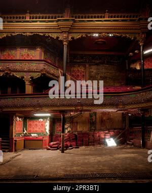 In einer Theaterruine befindet sich das Hulme Hippodrome, Manchester, ein verlassenes Gebäude, in dem Konzerte und Konzerte stattfanden, nun leer. Stockfoto