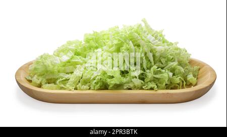Holzbrett mit gehacktem Chinakohl auf weißem Hintergrund Stockfoto