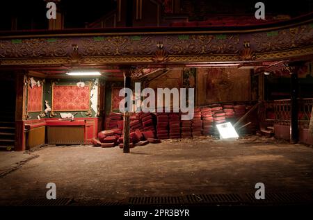 In einer Theaterruine befindet sich das Hulme Hippodrome, Manchester, ein verlassenes Gebäude, in dem Konzerte und Konzerte stattfanden, nun leer. Stockfoto