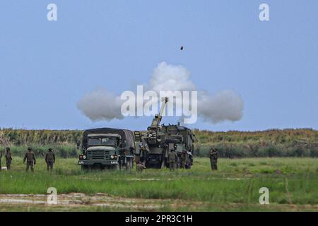 San Miguel, Zambales, Die Philippinen. 26. April 2023. Eine Artillerie wird von einem selbstfahrenden Artilleriefahrzeug auf einem Marinestützpunkt während der kombinierten Joint Littoral Live Fire Übung im Rahmen der Übungen zwischen den USA und den Philippinen in Balikatan unter den steigenden Spannungen mit China abgefeuert. An der kombinierten Joint Littoral Live Fire Übung sind die US- und philippinischen Streitkräfte beteiligt, die mit dem HIMARS ein Zielschiff versenken und Artillerieschosse abfeuern. (Kreditbild: © Daniel Ceng Shou-Yi/ZUMA Press Wire) NUR REDAKTIONELLE VERWENDUNG! Nicht für den kommerziellen GEBRAUCH! Stockfoto