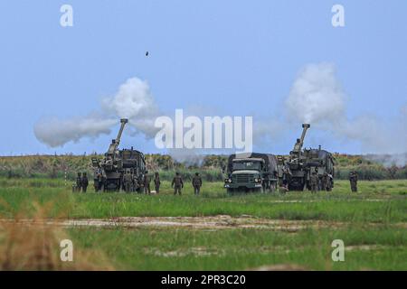 San Miguel, Zambales, Die Philippinen. 26. April 2023. Eine Artillerie wird von einem selbstfahrenden Artilleriefahrzeug auf einem Marinestützpunkt während der kombinierten Joint Littoral Live Fire Übung im Rahmen der Übungen zwischen den USA und den Philippinen in Balikatan unter den steigenden Spannungen mit China abgefeuert. An der kombinierten Joint Littoral Live Fire Übung sind die US- und philippinischen Streitkräfte beteiligt, die mit dem HIMARS ein Zielschiff versenken und Artillerieschosse abfeuern. (Kreditbild: © Daniel Ceng Shou-Yi/ZUMA Press Wire) NUR REDAKTIONELLE VERWENDUNG! Nicht für den kommerziellen GEBRAUCH! Stockfoto