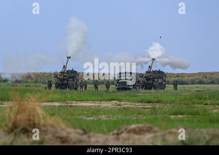 San Miguel, Zambales, Die Philippinen. 26. April 2023. Eine Artillerie wird von einem selbstfahrenden Artilleriefahrzeug auf einem Marinestützpunkt während der kombinierten Joint Littoral Live Fire Übung im Rahmen der Übungen zwischen den USA und den Philippinen in Balikatan unter den steigenden Spannungen mit China abgefeuert. An der kombinierten Joint Littoral Live Fire Übung sind die US- und philippinischen Streitkräfte beteiligt, die mit dem HIMARS ein Zielschiff versenken und Artillerieschosse abfeuern. (Kreditbild: © Daniel Ceng Shou-Yi/ZUMA Press Wire) NUR REDAKTIONELLE VERWENDUNG! Nicht für den kommerziellen GEBRAUCH! Stockfoto