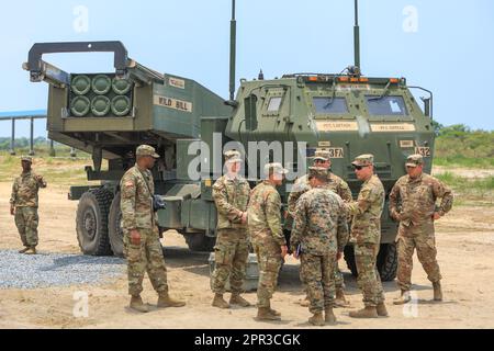 San Miguel, Zambales, Die Philippinen. 26. April 2023. Amerikanische Soldaten zünden vor einem HIMARS mehrere Raketenwerfer an, auf einem Marinestützpunkt, während der kombinierten Joint Littoral Live Fire Übung im Rahmen der Übungen zwischen den USA und den Philippinen in Balikatan, inmitten steigender Spannungen mit China. An der kombinierten Joint Littoral Live Fire Übung sind die US- und philippinischen Streitkräfte beteiligt, die mit dem HIMARS ein Zielschiff versenken und Artillerieschosse abfeuern. (Kreditbild: © Daniel Ceng Shou-Yi/ZUMA Press Wire) NUR REDAKTIONELLE VERWENDUNG! Nicht für den kommerziellen GEBRAUCH! Stockfoto