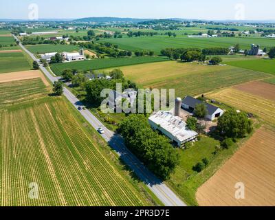 Eine Farm in Lancaster County, Pennsylvania, umgeben von üppigen grünen Feldern aus der Vogelperspektive. Stockfoto