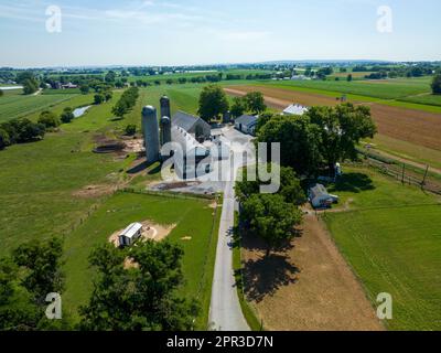 Eine Farm in Lancaster County, Pennsylvania, umgeben von üppigen grünen Feldern aus der Vogelperspektive. Stockfoto