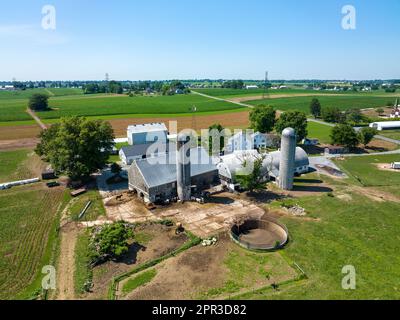 Eine Farm in Lancaster County, Pennsylvania, umgeben von üppigen grünen Feldern aus der Vogelperspektive. Stockfoto