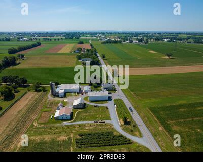 Eine Farm in Lancaster County, Pennsylvania, umgeben von üppigen grünen Feldern aus der Vogelperspektive. Stockfoto