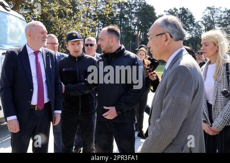 KOZYN, UKRAINE - 25. APRIL 2023 - außerordentlicher Botschafter und Bevollmächtigter Japans in der Ukraine Matsuda Kuninori und Leiter des staatlichen Notstands SE Stockfoto