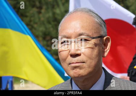 KOZYN, UKRAINE - 25. APRIL 2023 - außerordentlicher und bevollmächtigter Botschafter Japans in der Ukraine Matsuda Kuninori nimmt an der Zeremonie Teil, um Summen zu vermitteln Stockfoto