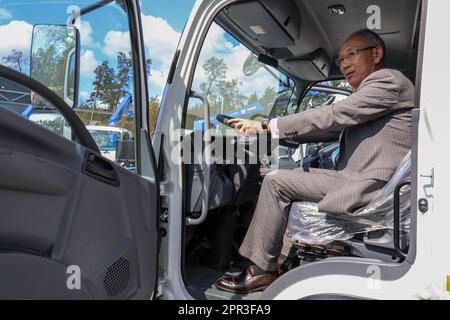 KOZYN, UKRAINE - 25. APRIL 2023 - außerordentlicher und bevollmächtigter Botschafter Japans in der Ukraine Matsuda Kuninori nimmt an der Zeremonie Teil, um Summen zu vermitteln Stockfoto