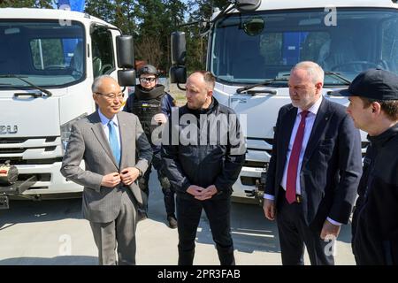 KOZYN, UKRAINE - 25. APRIL 2023 - außerordentlicher Botschafter und Bevollmächtigter Japans in der Ukraine Matsuda Kuninori und Leiter des staatlichen Notstands SE Stockfoto