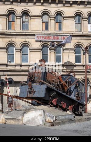 Steampunk-Lokomotive vor dem „Steampunk Headquarters“-Museum, Oamaru, North Otago, South Island, Neuseeland Stockfoto