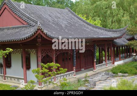 HAREN, NIEDERLANDE - 23. MAI 2022: Wunderschöner Blick auf das orientalische Gebäude im chinesischen Garten Stockfoto