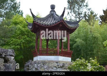HAREN, NIEDERLANDE - 23. MAI 2022: Wunderschöne Aussicht auf die orientalische Gartenlaube im chinesischen Garten Stockfoto