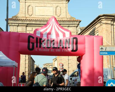 JESI, ITALIEN - 17. MAI 2022: Menschen unter dem aufblasbaren Bogen auf der Straße der Stadt. Stufe 10 des Giro d'Italia 105-Fahrradrennen Stockfoto