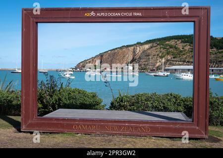 Boote im Hafen, die durch einen großen Bilderrahmen gesehen werden, Oamaru, North Otago, South Island, Neuseeland Stockfoto