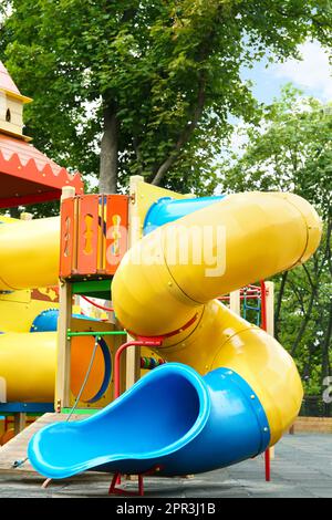 Neues farbenfrohes Schloss Spielhaus mit Rutsche auf dem Kinderspielplatz Stockfoto