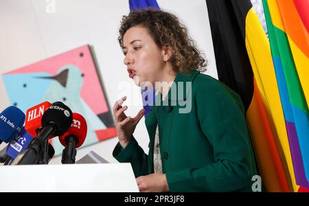 Brüssel, Belgien. 26. April 2023. Sarah Schlitz, ehemalige Staatssekretärin für Gleichstellung und Vielfalt der Geschlechter, zeigte auf einer Pressekonferenz die Fehler, die bei der Verwendung ihres persönlichen Logos gemacht wurden, und die Gründe für ihren Rücktritt, die Premierministerin heute, Mittwoch, den 26. April 2023, in Brüssel gegeben wurde. Schlitz war seit 2020 Staatssekretär für Gleichstellung, Chancengleichheit und Vielfalt in der belgischen Bundesregierung. BELGA PHOTO VIRGINIE LEFOUR Kredit: Belga News Agency/Alamy Live News Stockfoto