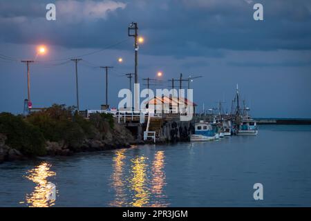 Fischerboote, die bei Nacht am Holmes Wharf festgemacht haben, Hafen von Oamaru, Nord-Otago, Südinsel, Neuseeland Stockfoto