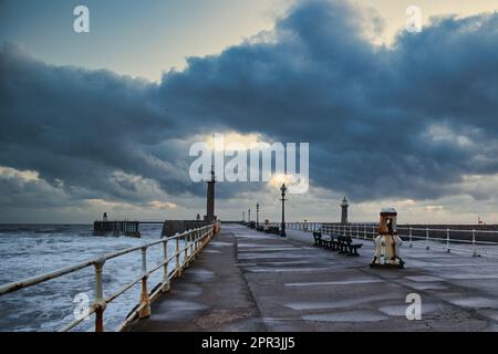 Blick auf das Meer entlang des Westpiers Stockfoto