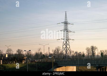 Strompylon, Energiekrise und Energiekosten, zwei zunehmend wichtige Stimmen in der wirtschaftlichen und politischen Debatte der Welt. Umweltfreundlicher Deal Stockfoto