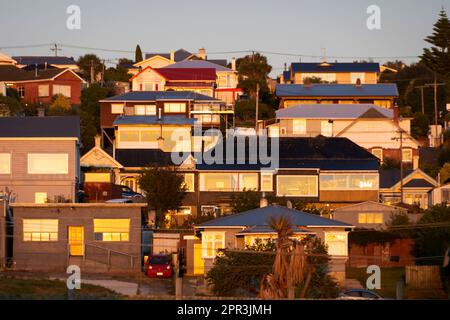 Häuser auf einem Hügel, Oamaru, North Otago, South Island, Neuseeland Stockfoto