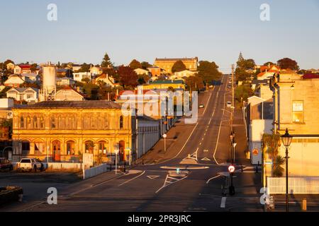 Geschäfts- und Wohngebäude an einem Hang, Wansbeck Street, Oamaru, North Otago, South Island, Neuseeland Stockfoto