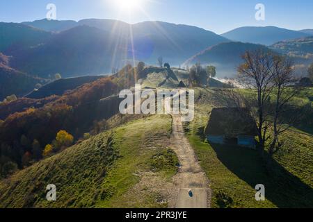 Luftaufnahme eines Berggehöfts im Herbst bei frühen Morgenlichtern. Siebenbürgen, Rumänien Stockfoto