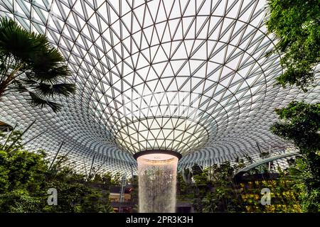 Singapur. Juwel, Wasserfall und Indoor Forest am Changi Airport Singapur. Singapur Changi wurde zum besten Flughafen der Welt gekrönt. Stockfoto