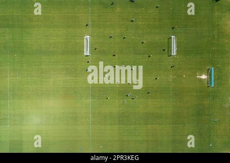 Zenithale Luftaufnahme eines Fußballplatzes während eines Trainings Stockfoto