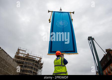 Windsor, Berkshire, Großbritannien. 26. April 2023. Riesige Union Jack und blaue feierliche Krönungsflaggen wurden heute außerhalb von Windsor Castle in ihre Position gebracht, während sich die Stadt für die Feiertage der Krönungsbank am Wochenende bereitstellt. Das Krönungskonzert für König Charles und Königin Camilla mit einer Reihe von Gästen, darunter Lionel Ritchie, findet am 7. Mai 2023 auf dem Privatgelände von Windsor Castle statt und die Stadt wird voraussichtlich sehr belebt sein. Kredit: Maureen McLean/Alamy Live News Stockfoto