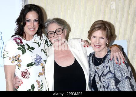 24. April 2023, Beverly Hills, CA, USA: LOS ANGELES - 25. April: Sharon Gless, Bridget Gless Keller, Kathy Gless bei den Kollegen Spring Luncheon 2023 im Beverly Hilton Hotel am 25. April 2023 in Beverly Hills, CA (Kreditbild: © Kay Blake/ZUMA Press Wire) NUR REDAKTIONELLE VERWENDUNG! Nicht für den kommerziellen GEBRAUCH! Stockfoto