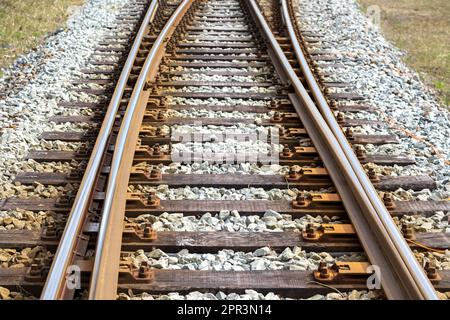 Bahngleise auf dem Land Stockfoto