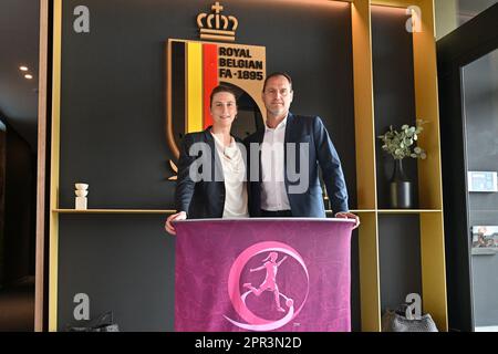 Tubize, Belgien - April 26 2022/23 : die Trainer der belgischen U19-Mannschaft Heleen Jaques und Xavier Donnay, die während der Ziehung der UEFA-Europameisterschaft für Frauen unter 19 Jahren im Basislager des Royal Belgischen Fußballverbandes am 26. April 2023 in Tubize Belgien abgebildet wurden. Foto: Sportpix | David Catry Stockfoto